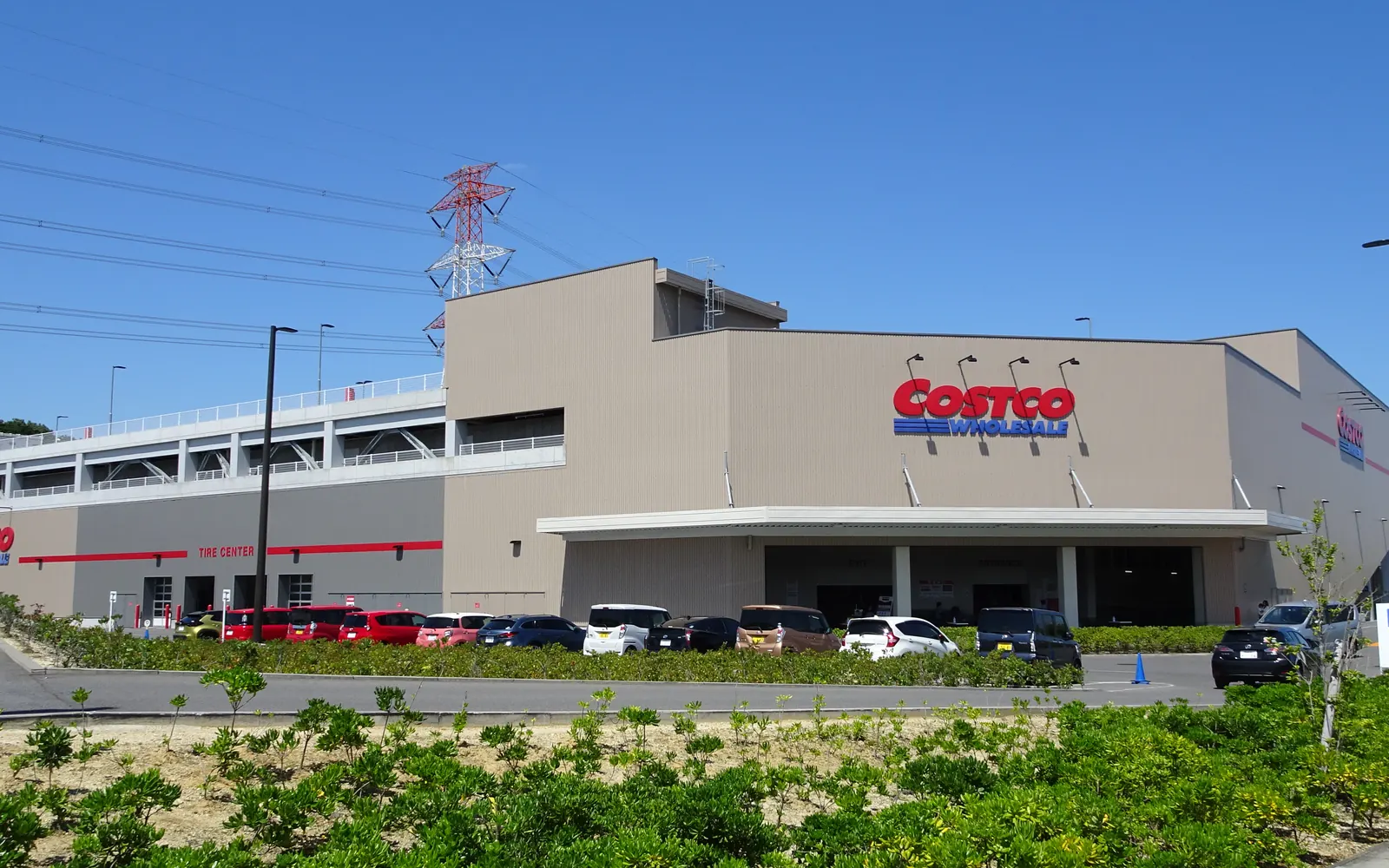 コストコ守山倉庫店の外観。「COSTCO WHOLESALE」の看板と駐車場