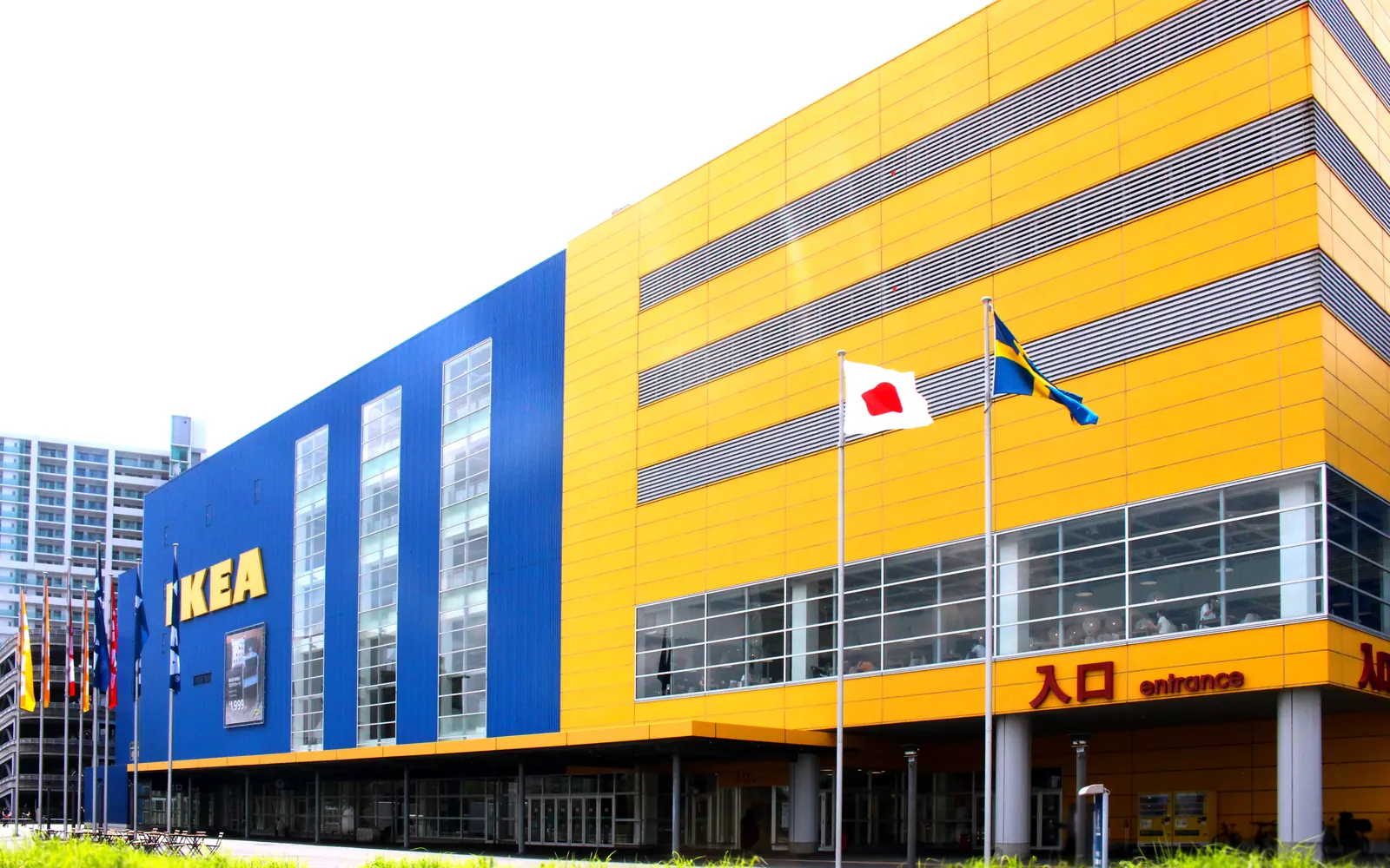 IKEA Tokyo-Bayの外観。青と黄色の建物に「IKEA」のロゴと「入口 entrance」の表示