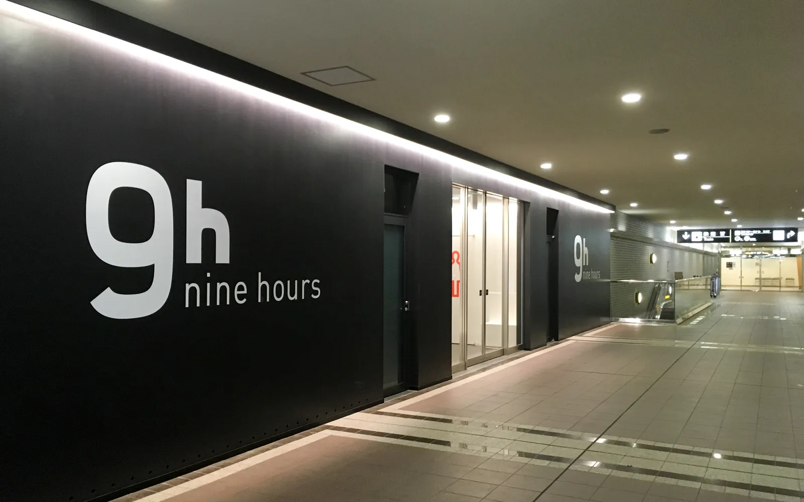 ナインアワーズ成田空港店の入口。黒い壁に白い「9h nine hours」のロゴがあり、ガラスの扉から中に入る