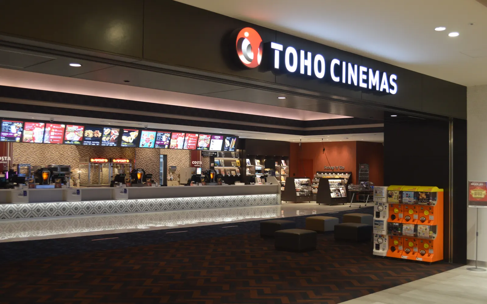 TOHOシネマズ 熊本サクラマチの入口。「TOHO CINEMAS」のロゴと売店